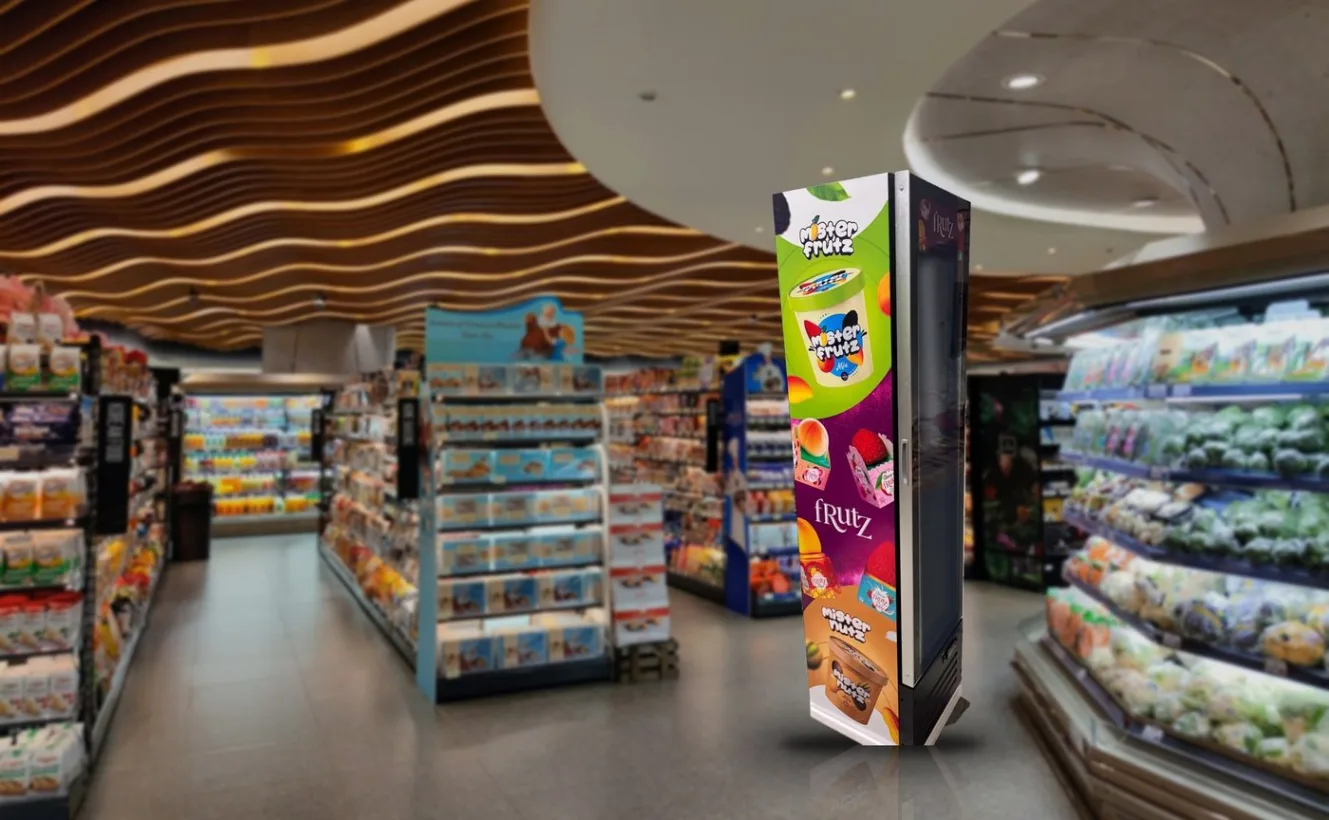 Congélateur Frutz installé dans l'allée d'un supermarché