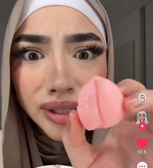 Créatrice TikTok goûtant une glace Frutz pêche