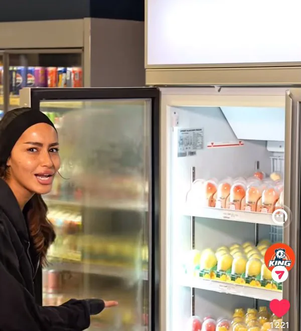 Créatrice devant un congélateur Frutz en magasin