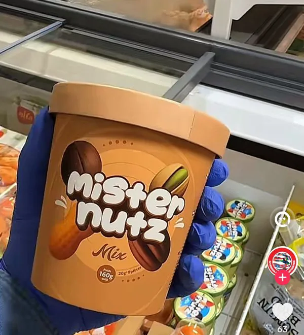 Pot Mister Nutz tenu devant un congélateur